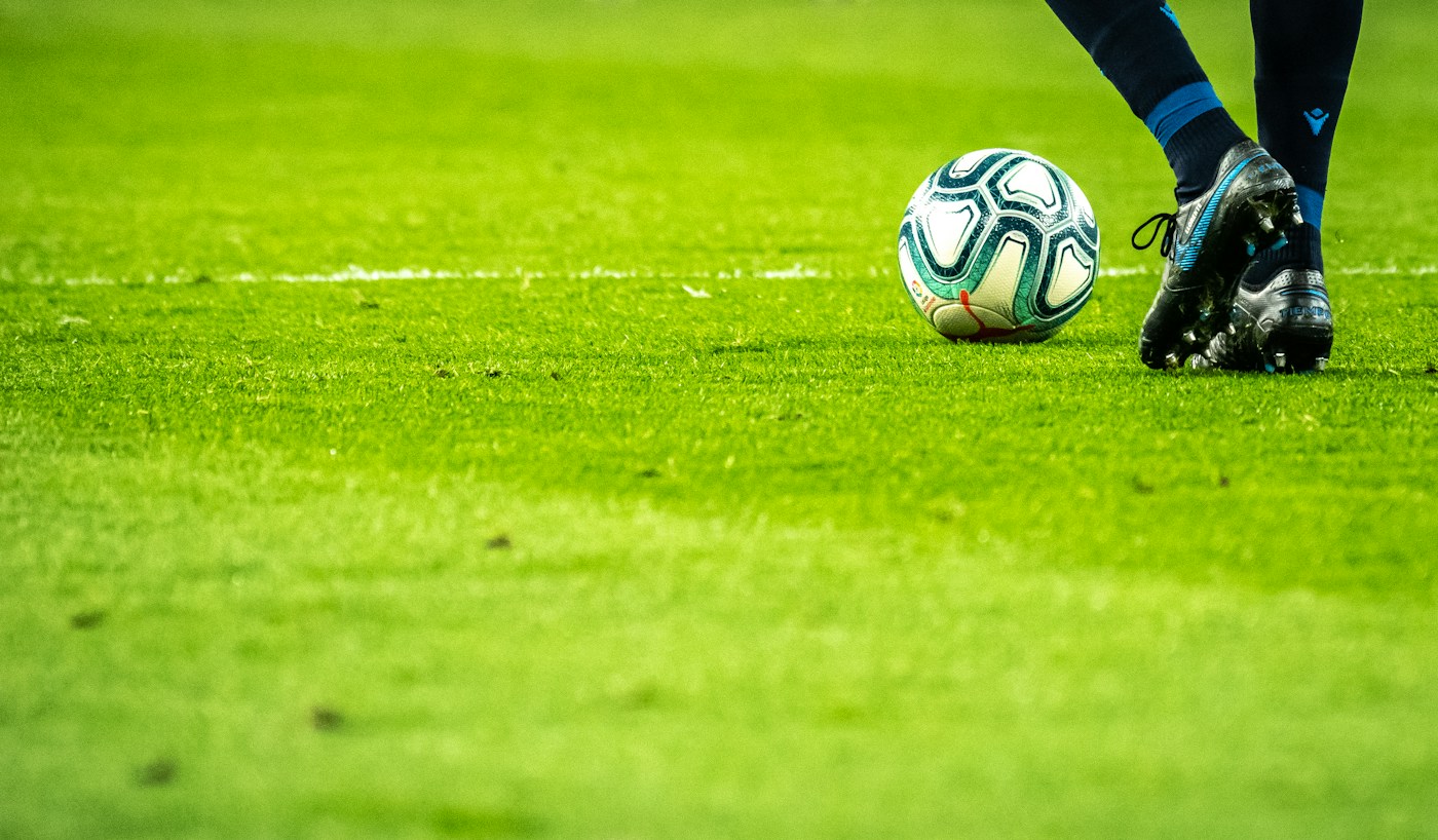 Bóng đá trên mặt cỏ